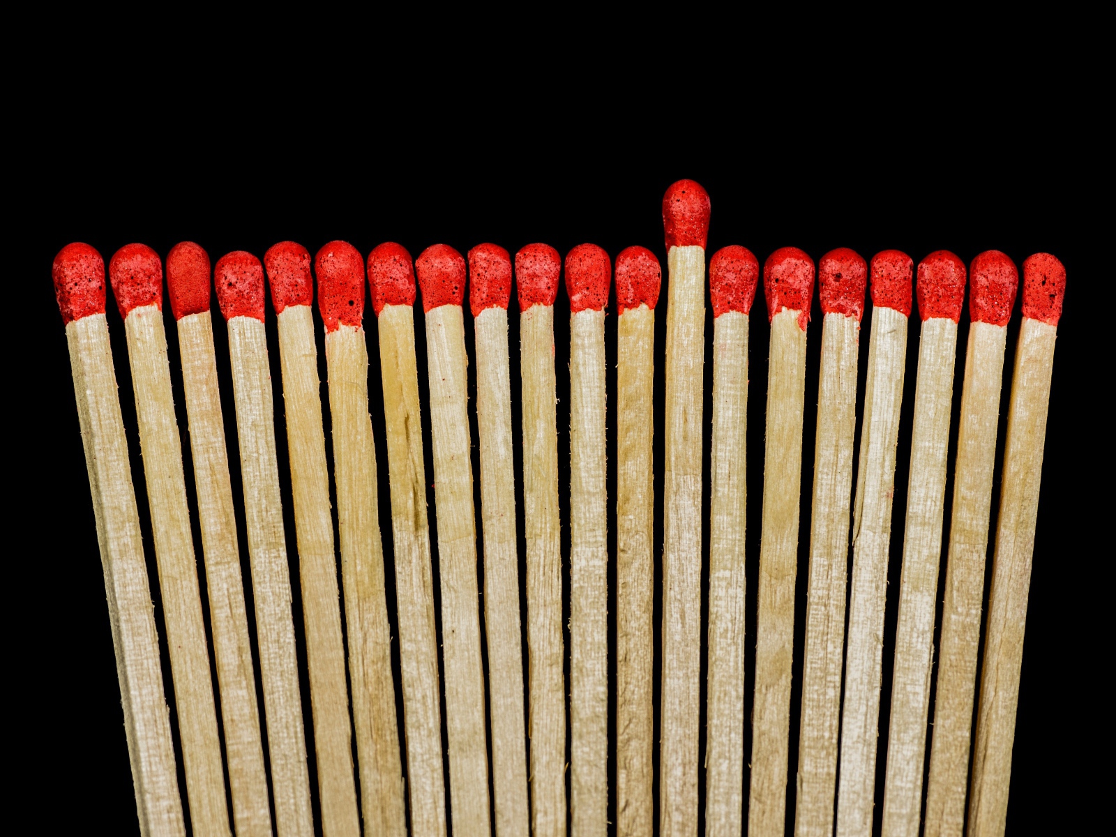 Деревянные спички с красной серой на черном фоне
