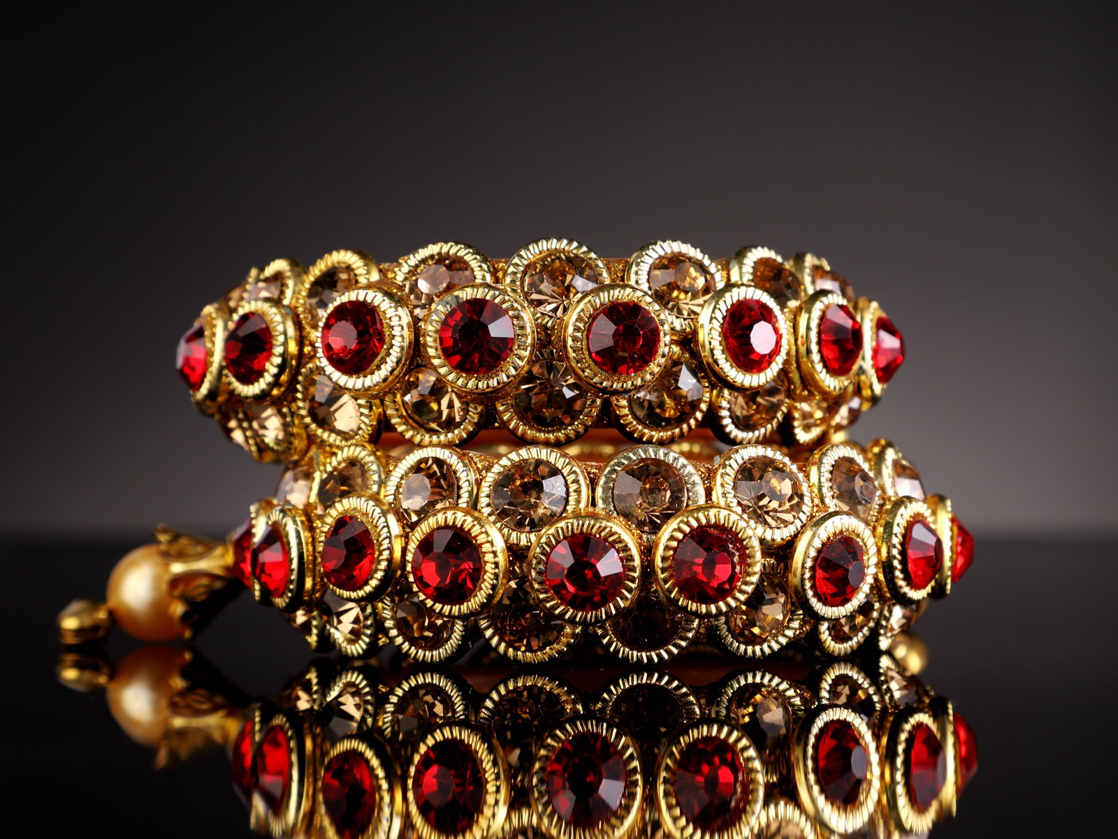 Золотое украшение с красным рубином