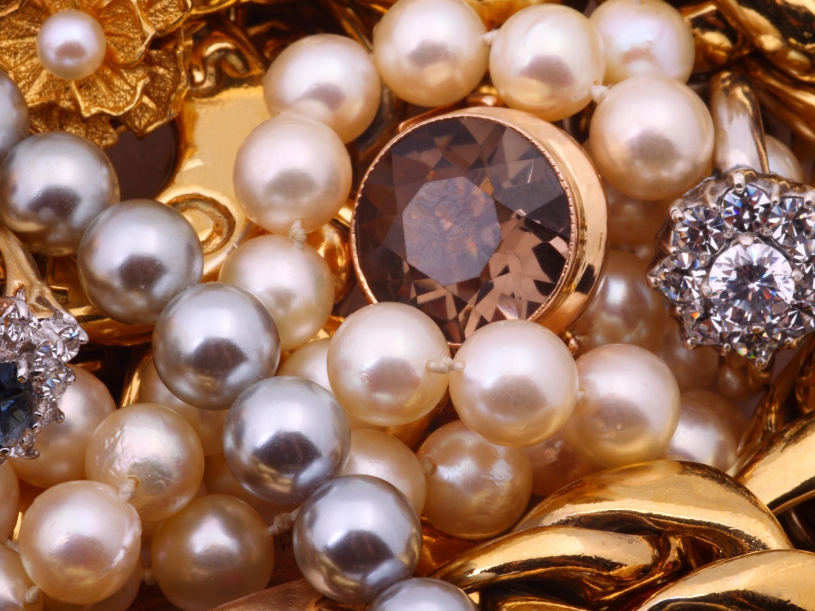 Много драгоценных камней и жемчуга