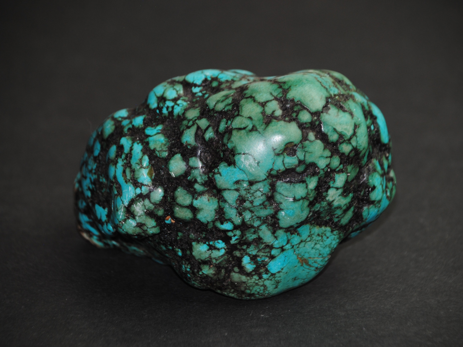 Драгоценный камень бирюзы на сером фоне