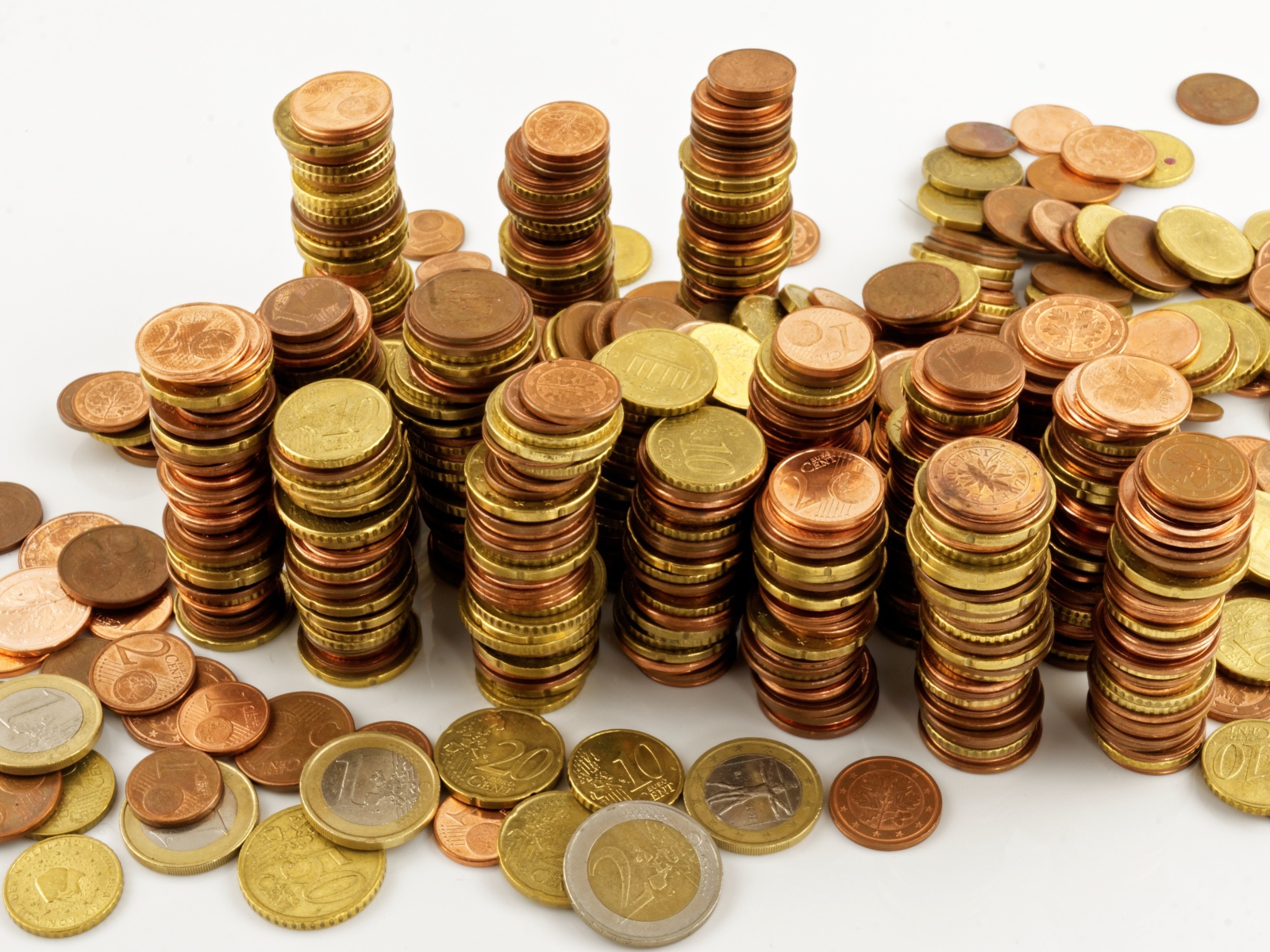 Много блестящих  монет евро на белом фоне