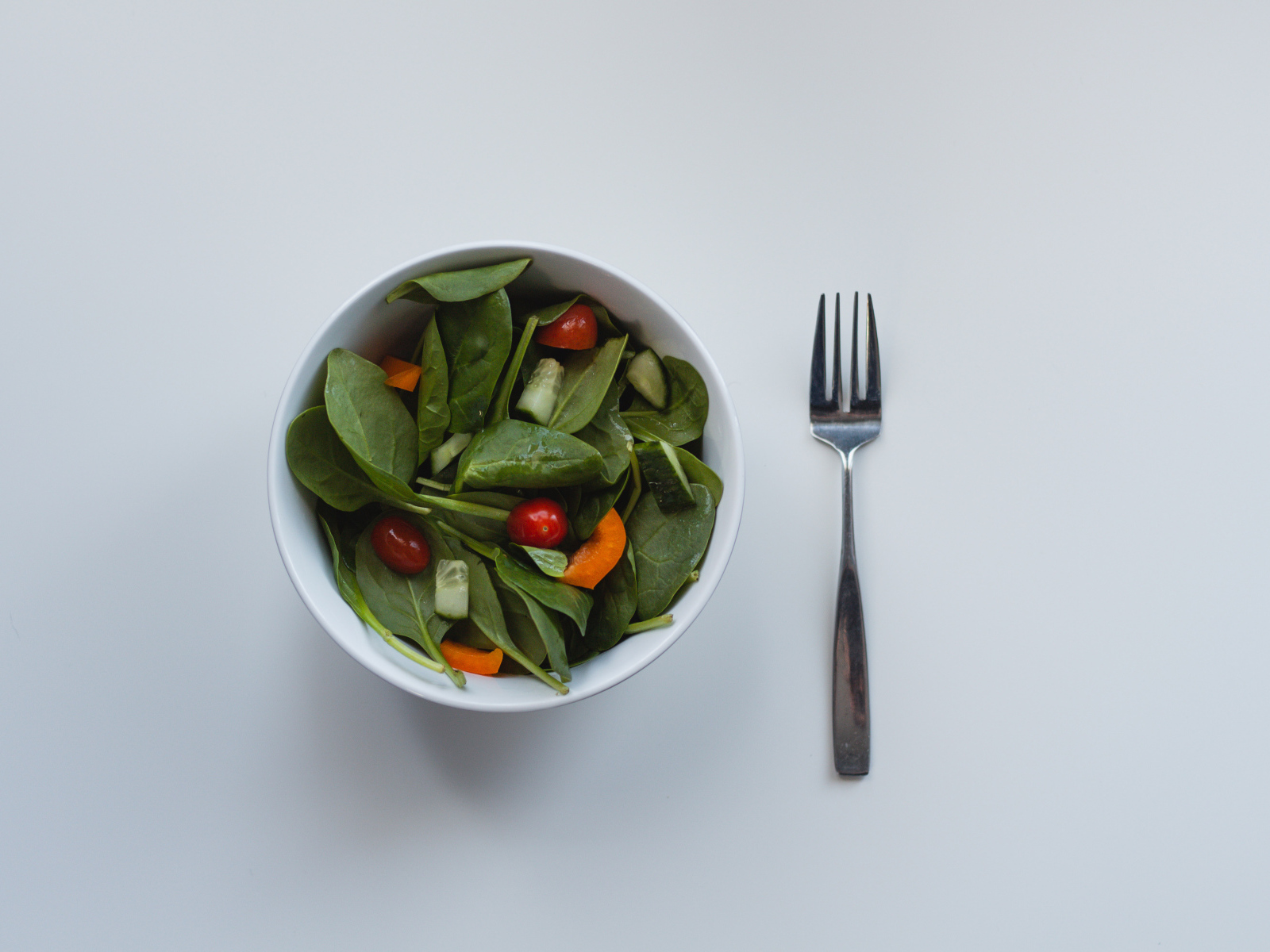 Салат из листьев базилика с огурцами и помидорами