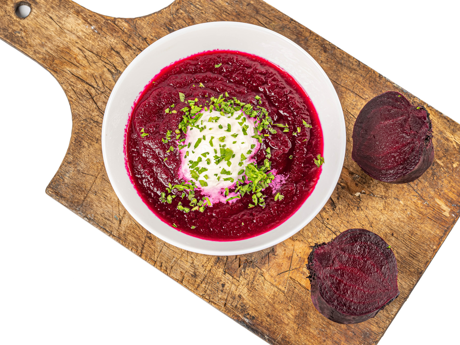 Свекольный суп в тарелке на белом фоне