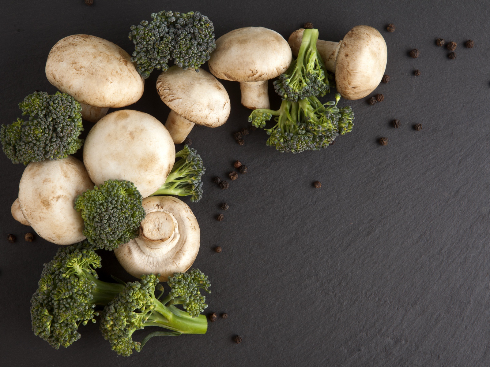 Шампиньоны с брокколи на сером столе 