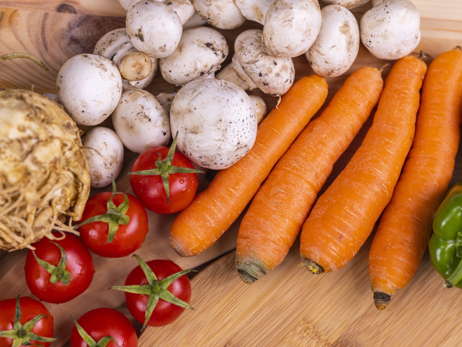 Шампиньоны с морковью и помидорами 