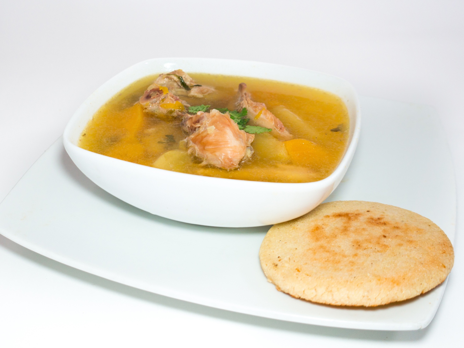 Куриный суп с лепешкой на столе