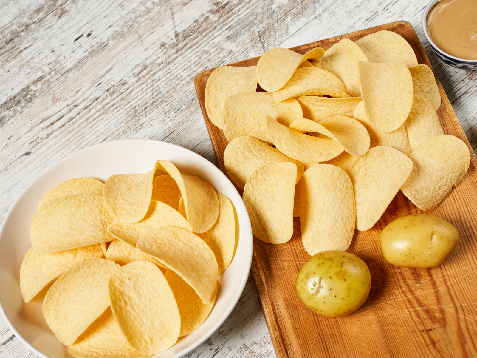 Чипсы на столе с картофелем 