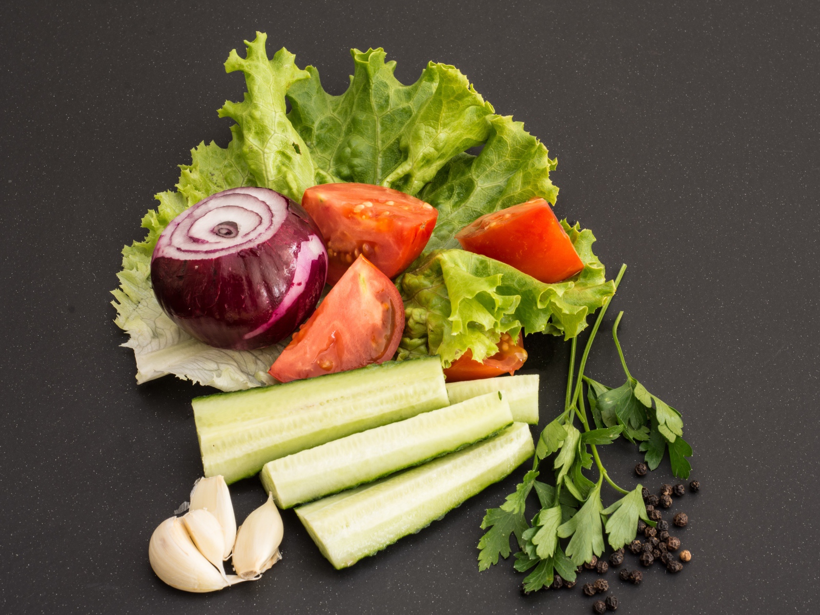 Свежие помидоры, огурцы, лук и листья салата 