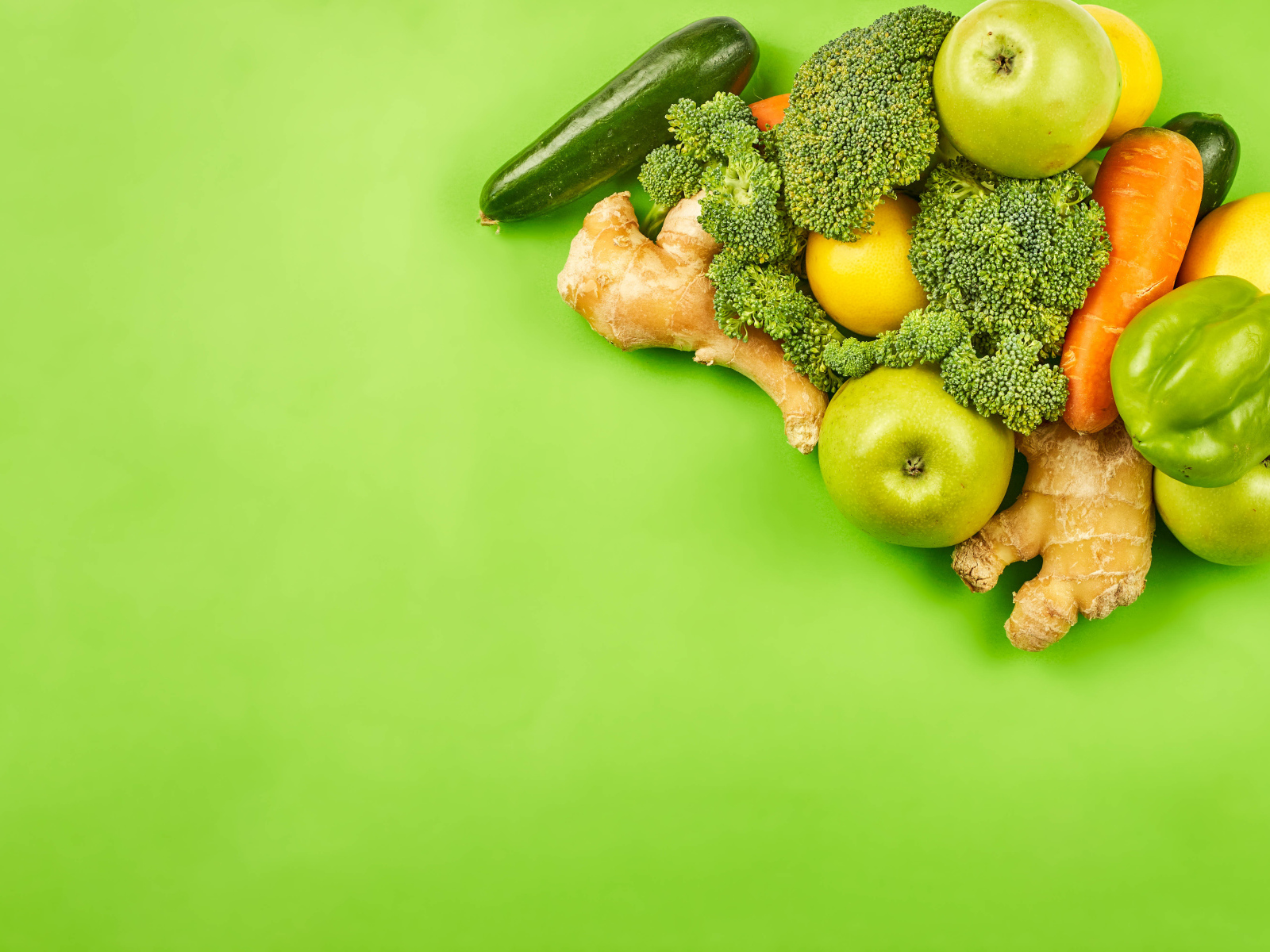 Свежие овощи на салатовом фоне