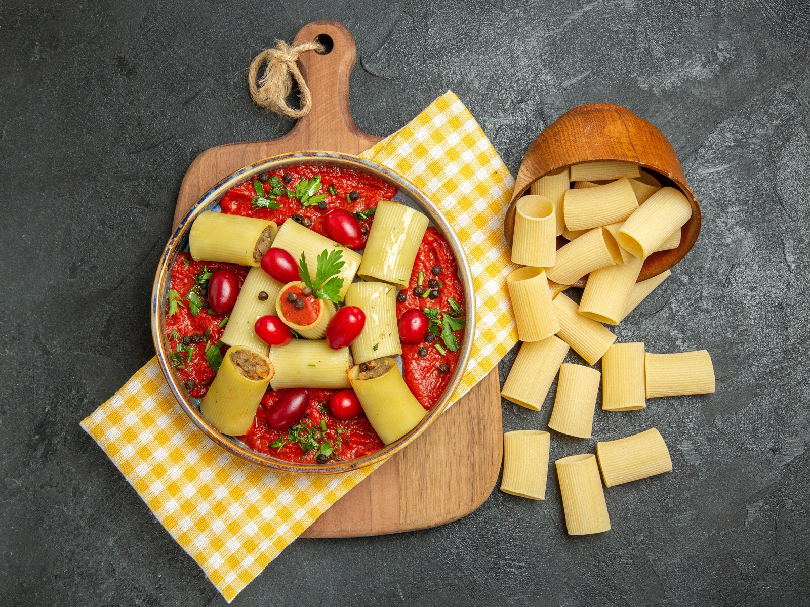 Большая паста с фаршем и соусом в тарелке 