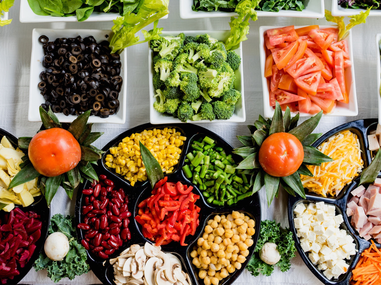 Много вкусных свежих овощей на столе 