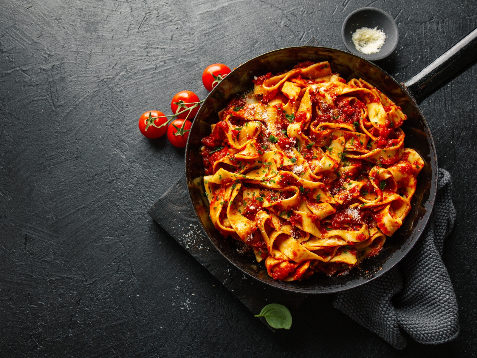 Лапша с соусом в сковороде 