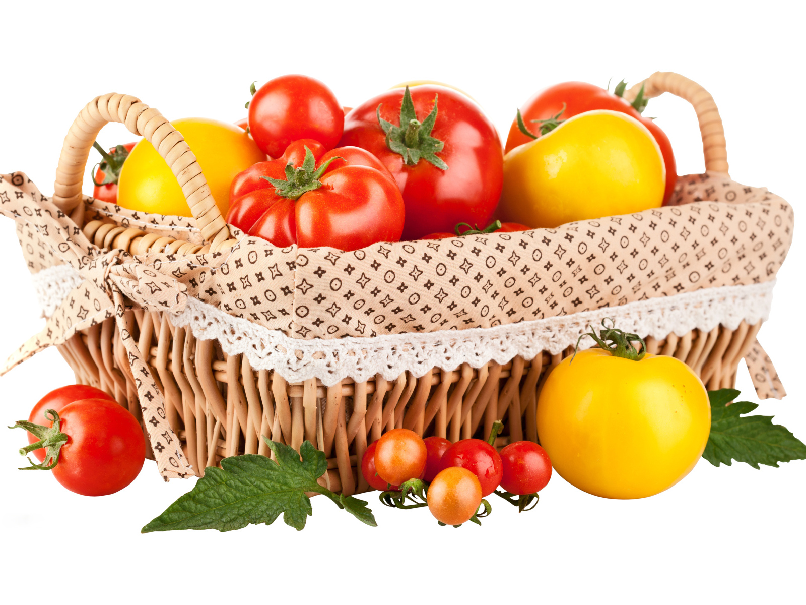 Красные и желтые помидоры в корзине на белом фоне