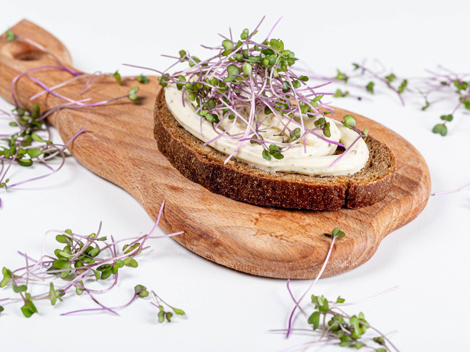 Бутерброд с соусом и зелеными ростками пшеницы