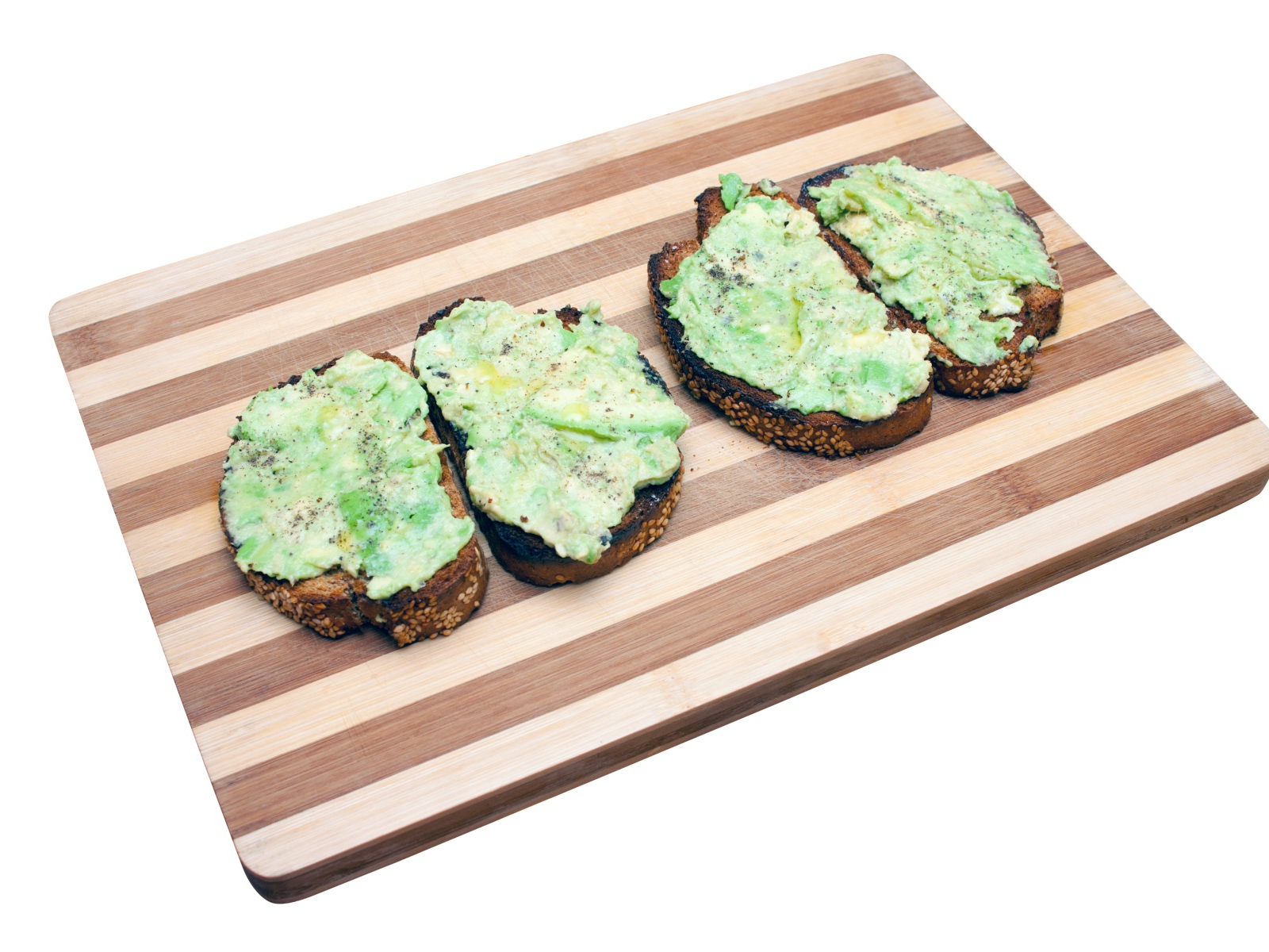 Бутерброды с черного хлеба на доске на белом фоне