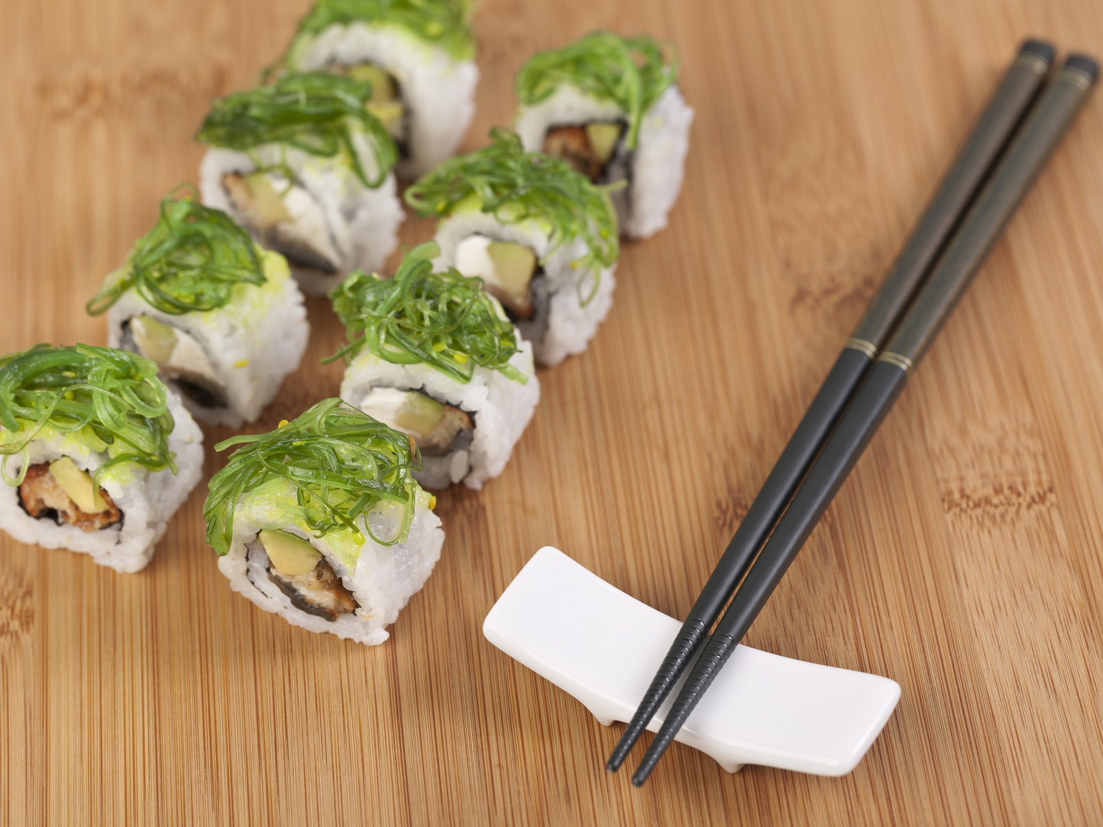Суши с черными палочками на столе