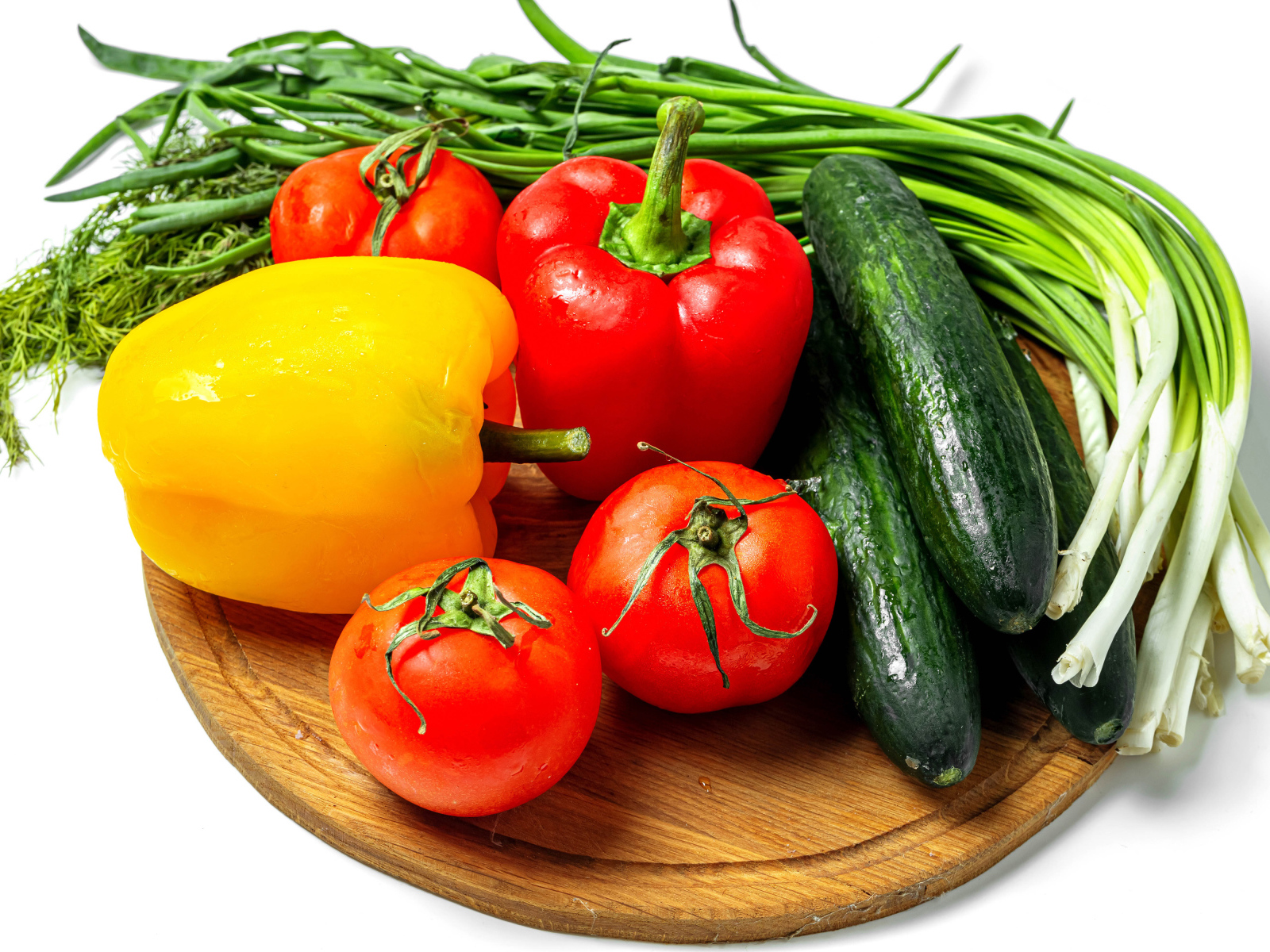 Помидоры, болгарский перец, огурцы и зелень на белом фоне