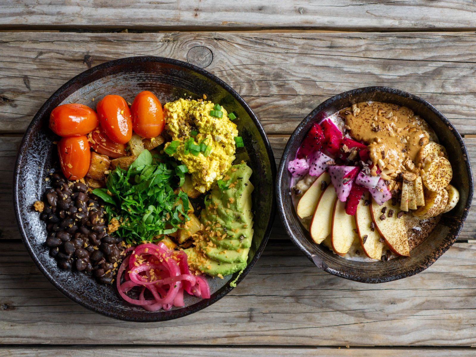 Вегетарианские блюда в тарелке на столе