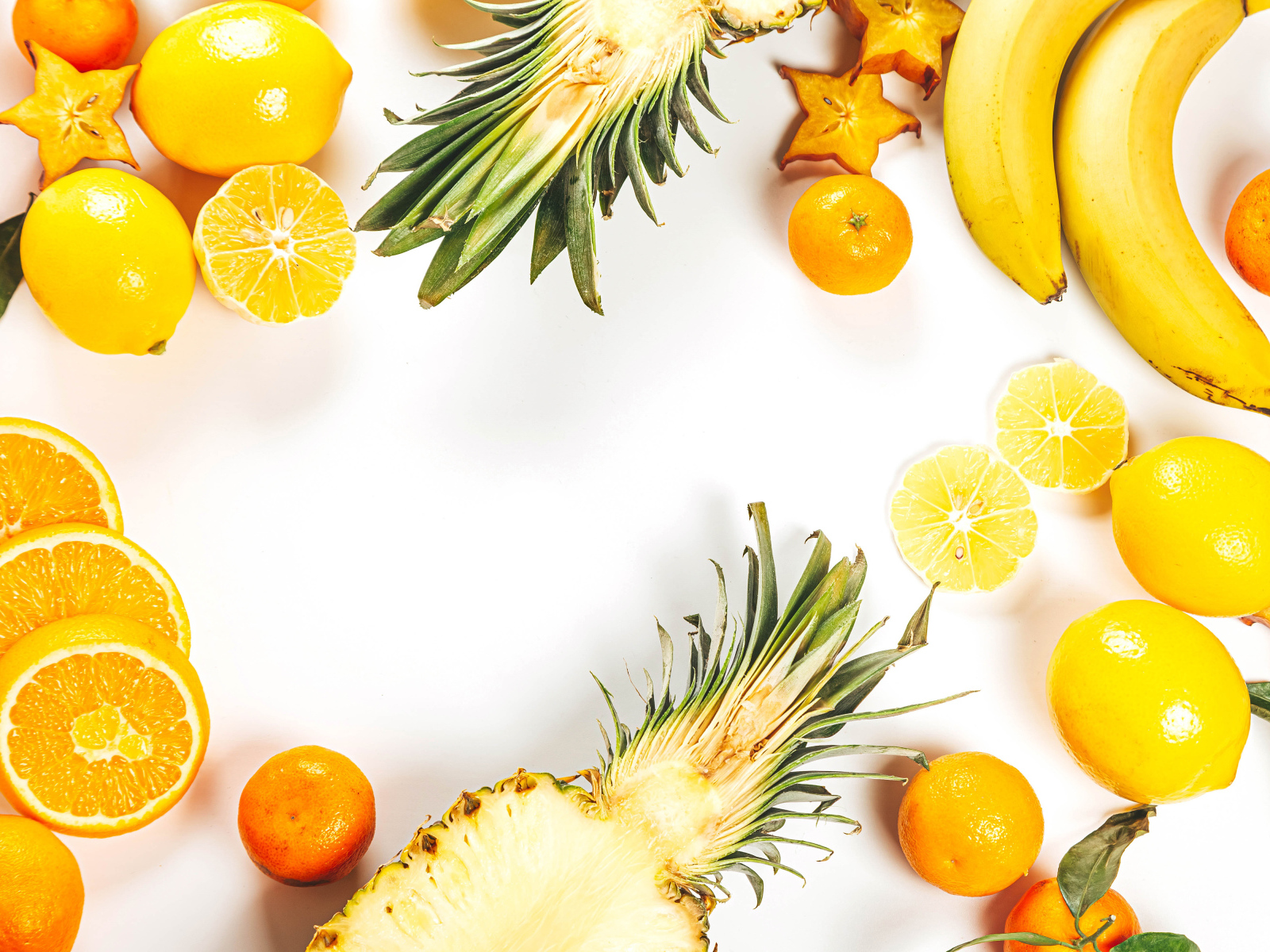 Аппетитные цитрусовые фрукты на белом фоне