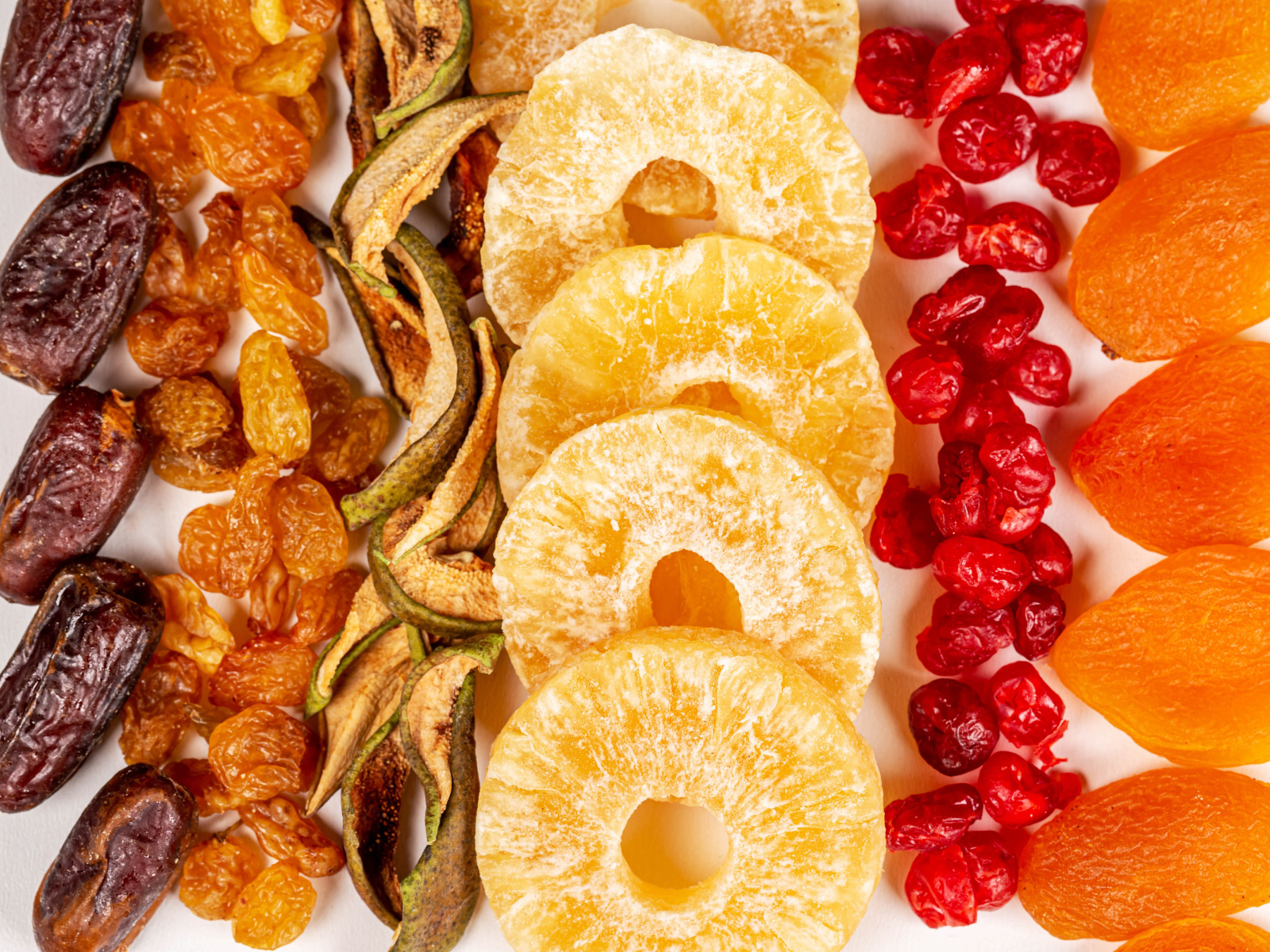 Аппетитные сухофрукты на белом фоне