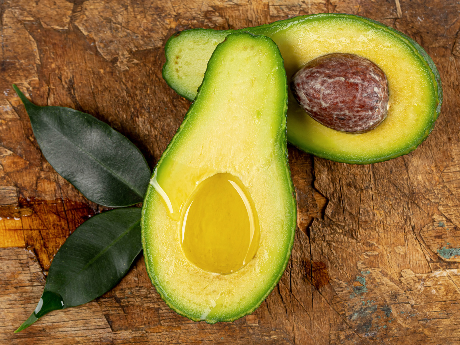 Зеленое авокадо на деревянном столе