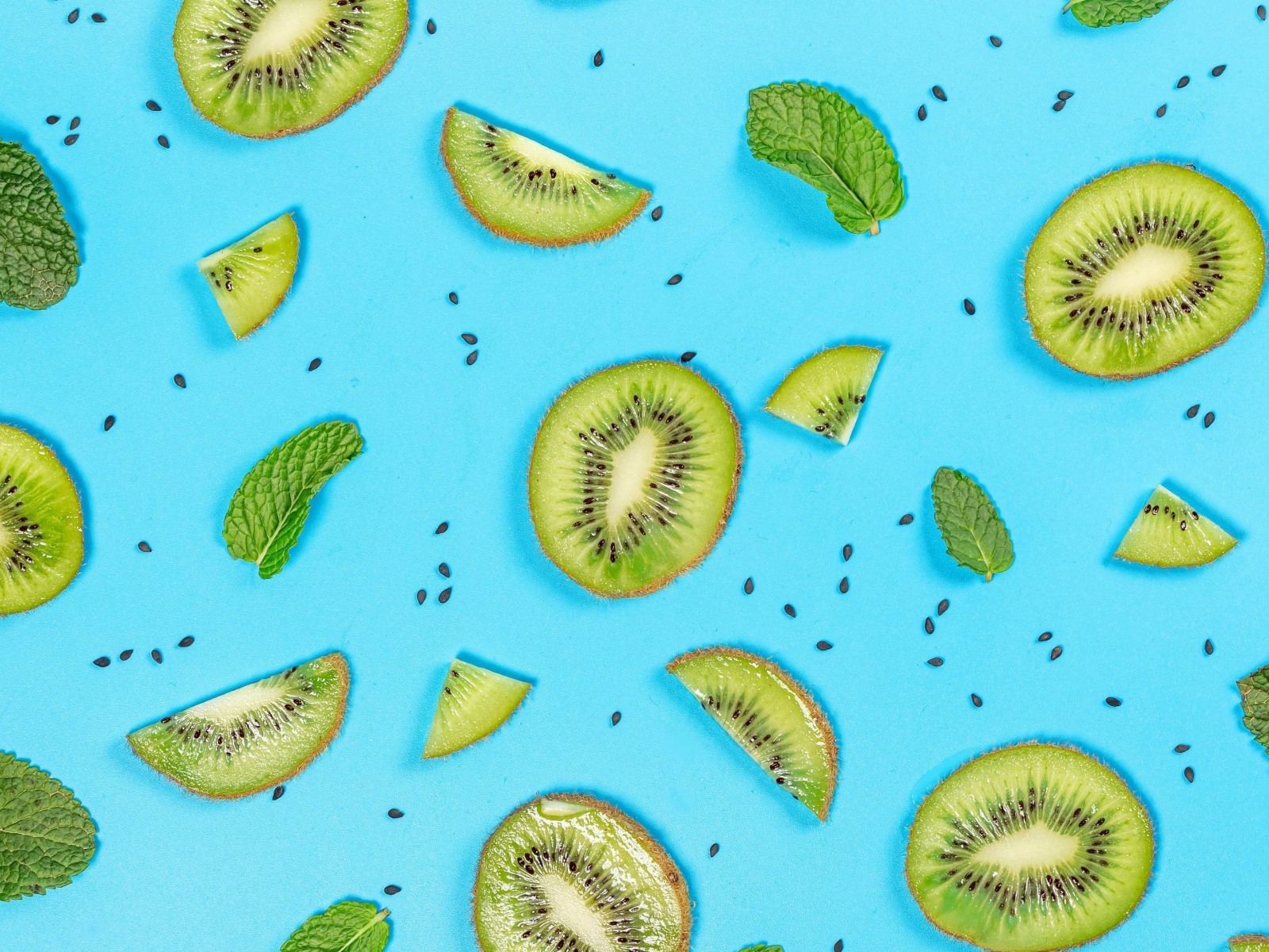Кусочки киви с мятой на голубом фоне 