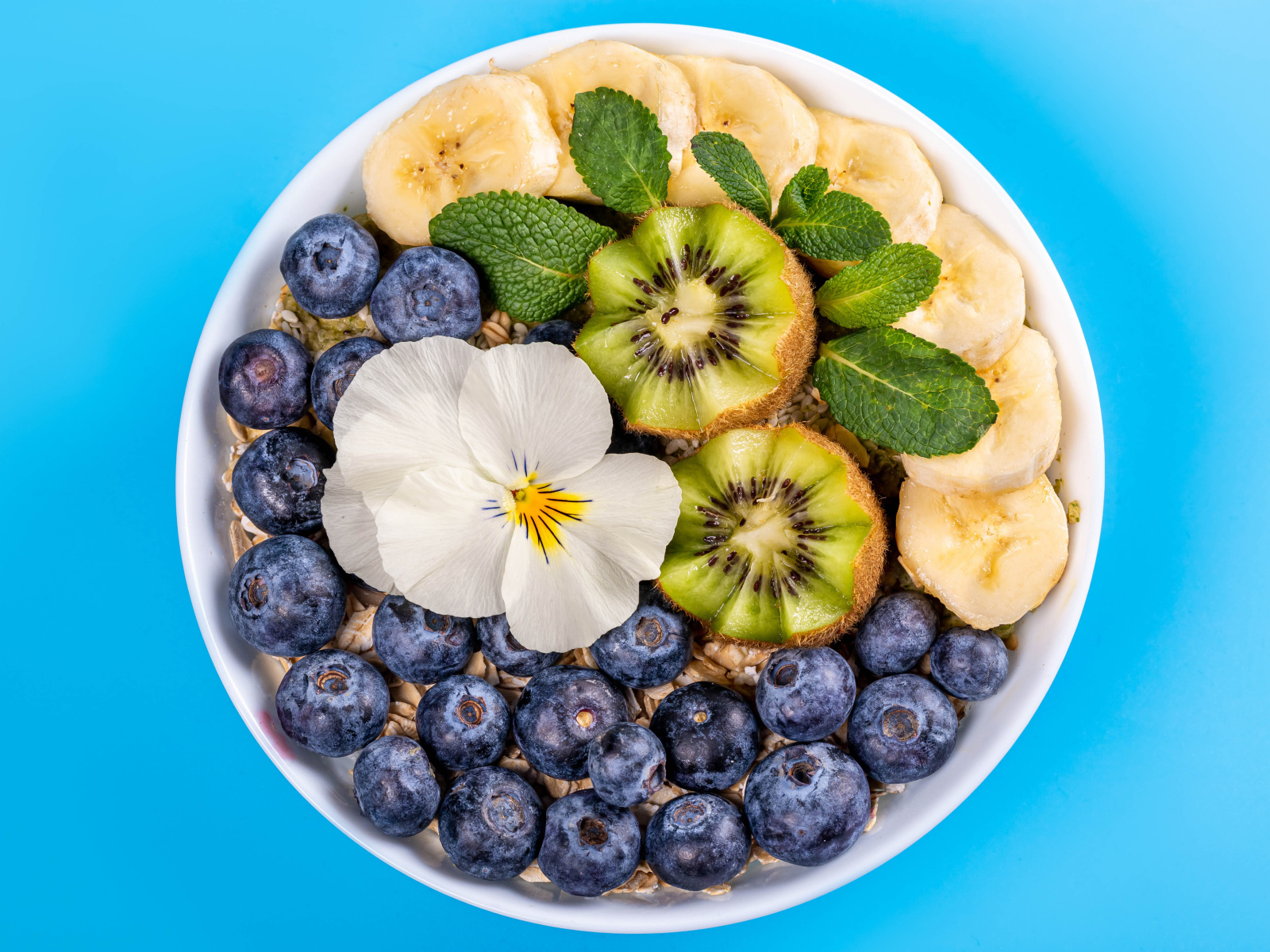 Овсянка с киви, бананами и киви на голубом фоне 