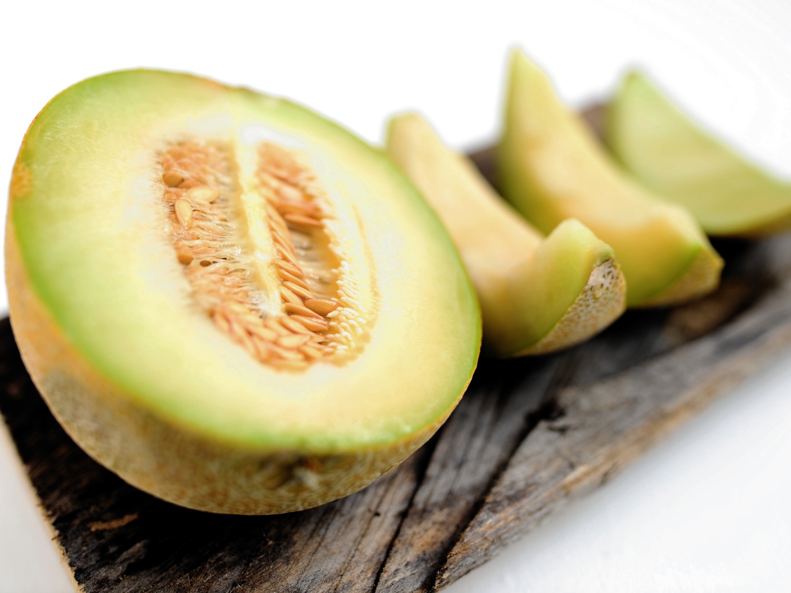 Спелая сочная дыня нарезанная кусками 