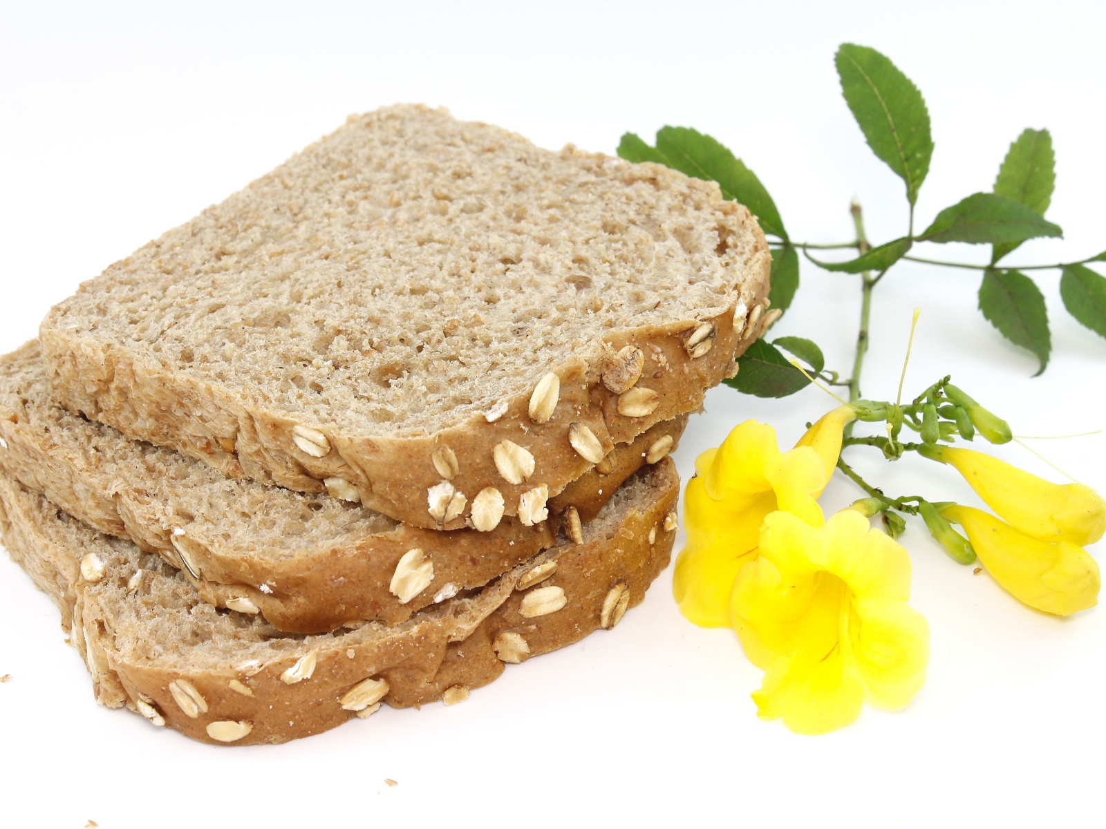 Куски свежего аппетитного хлеба с желтыми цветами