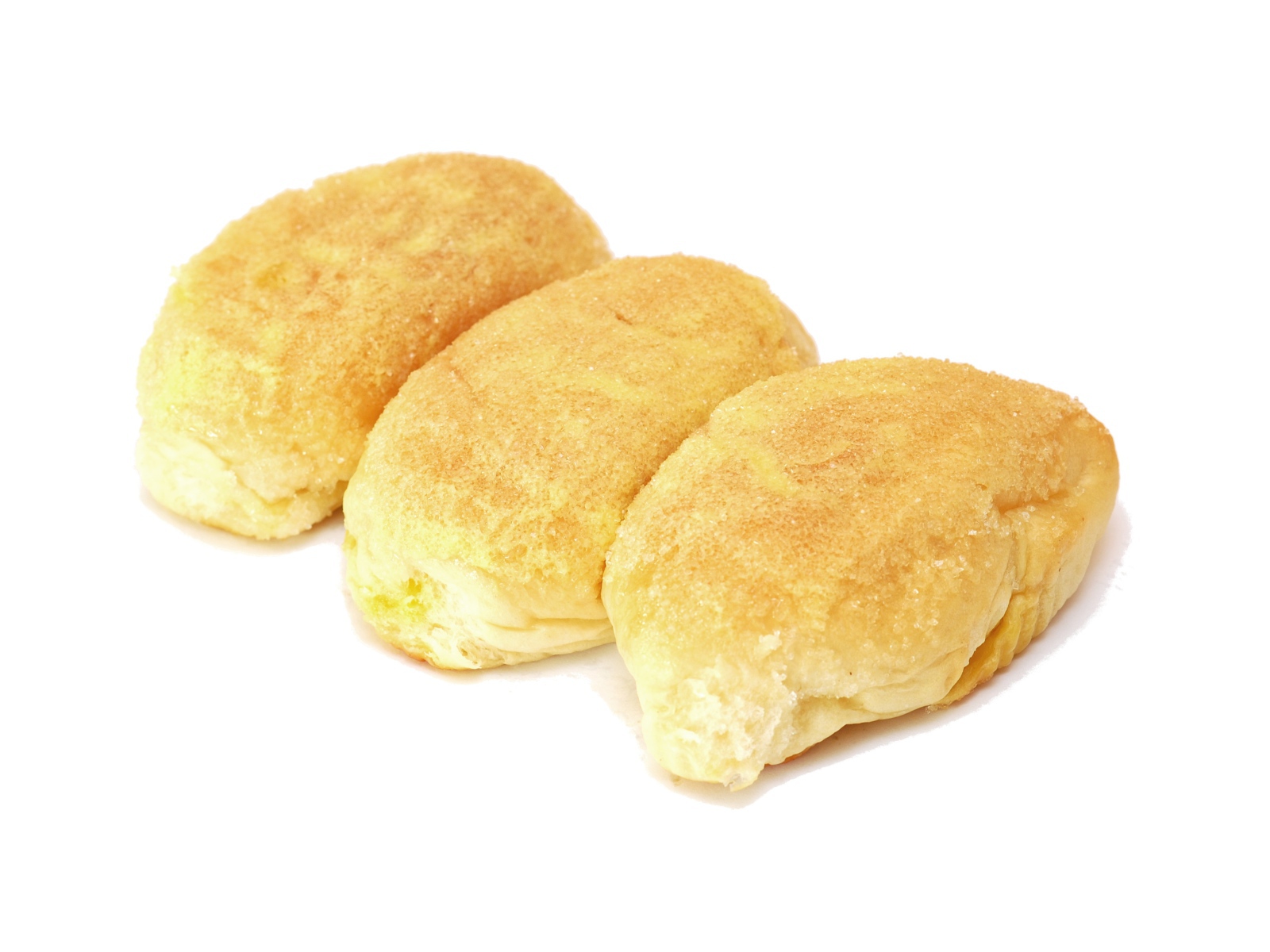 Три свежие аппетитные булочки на белом фоне