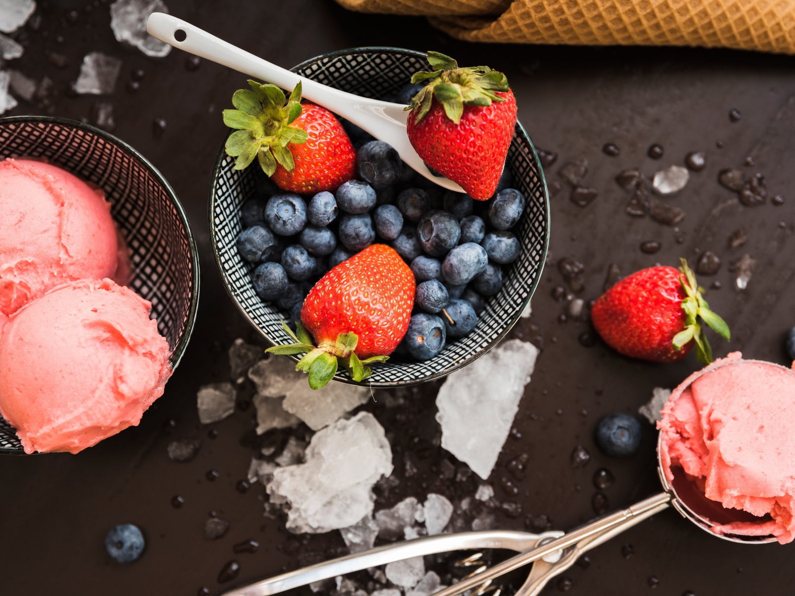 Шарики клубничного мороженого с ягодами черники и клубники