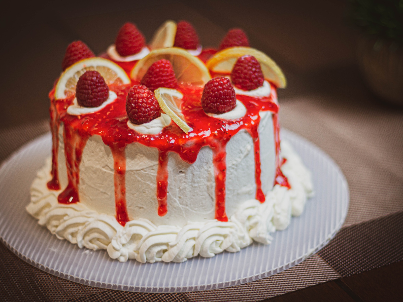 Красивый белый торт с малиной и лимоном 