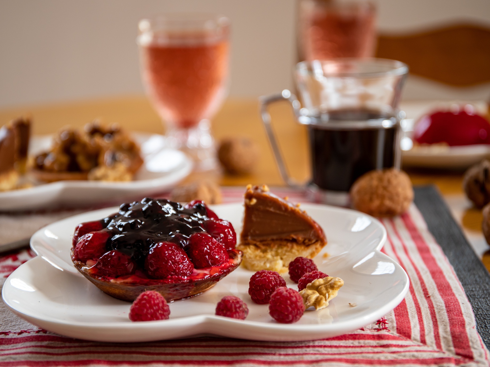 Пирожное с ягодами малины и джемом