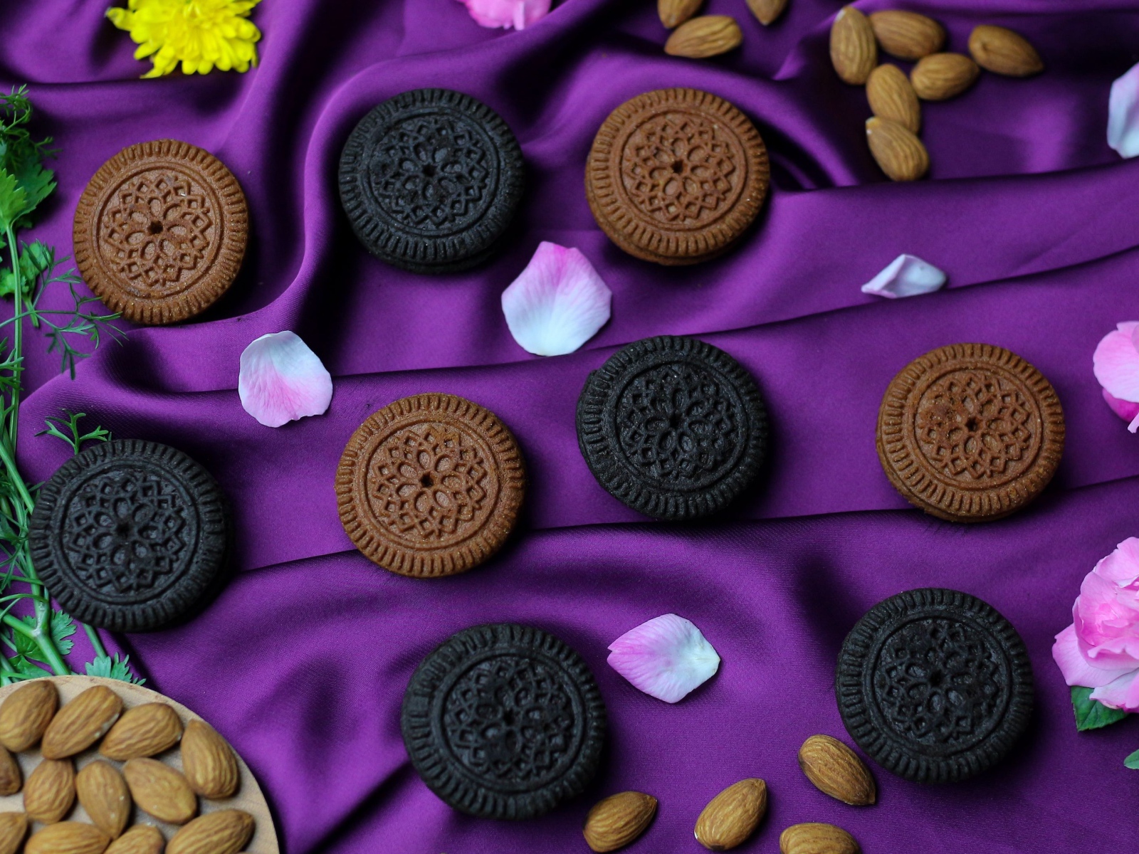 Шоколадное печенье с миндалем на фиолетовой ткани