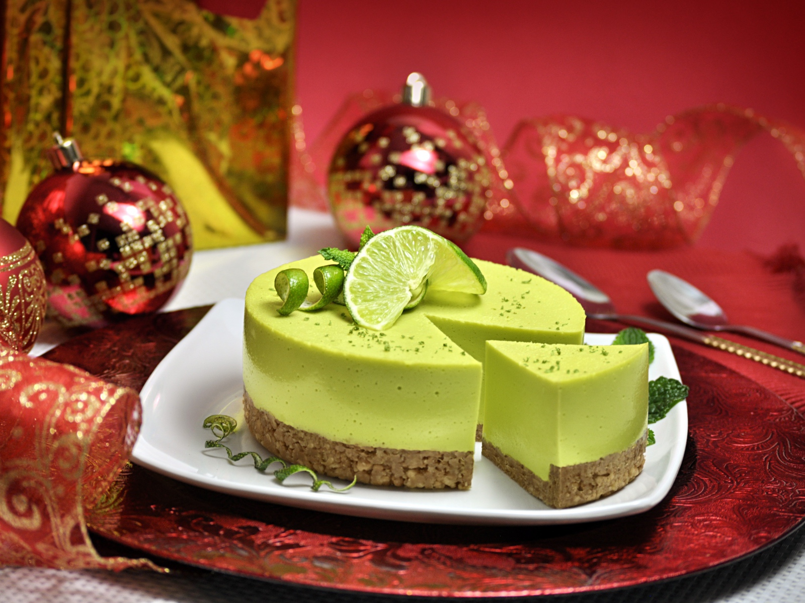 Вкусный праздничный торт с лаймом