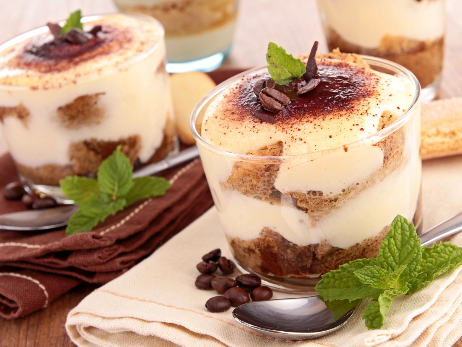 Вкусный десерт с кофе в стаканах с листиками мяты