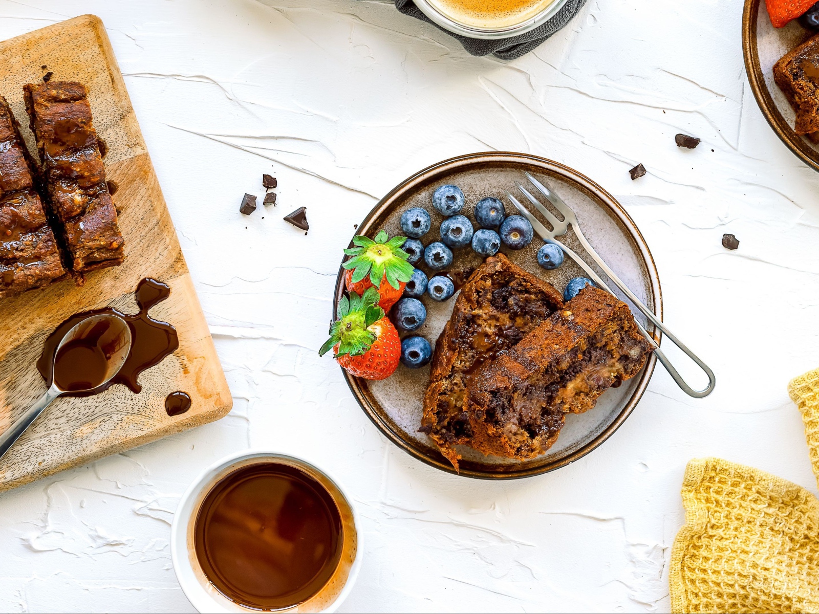 Вкусный пирог с шоколадом и ягодами черники и клубники