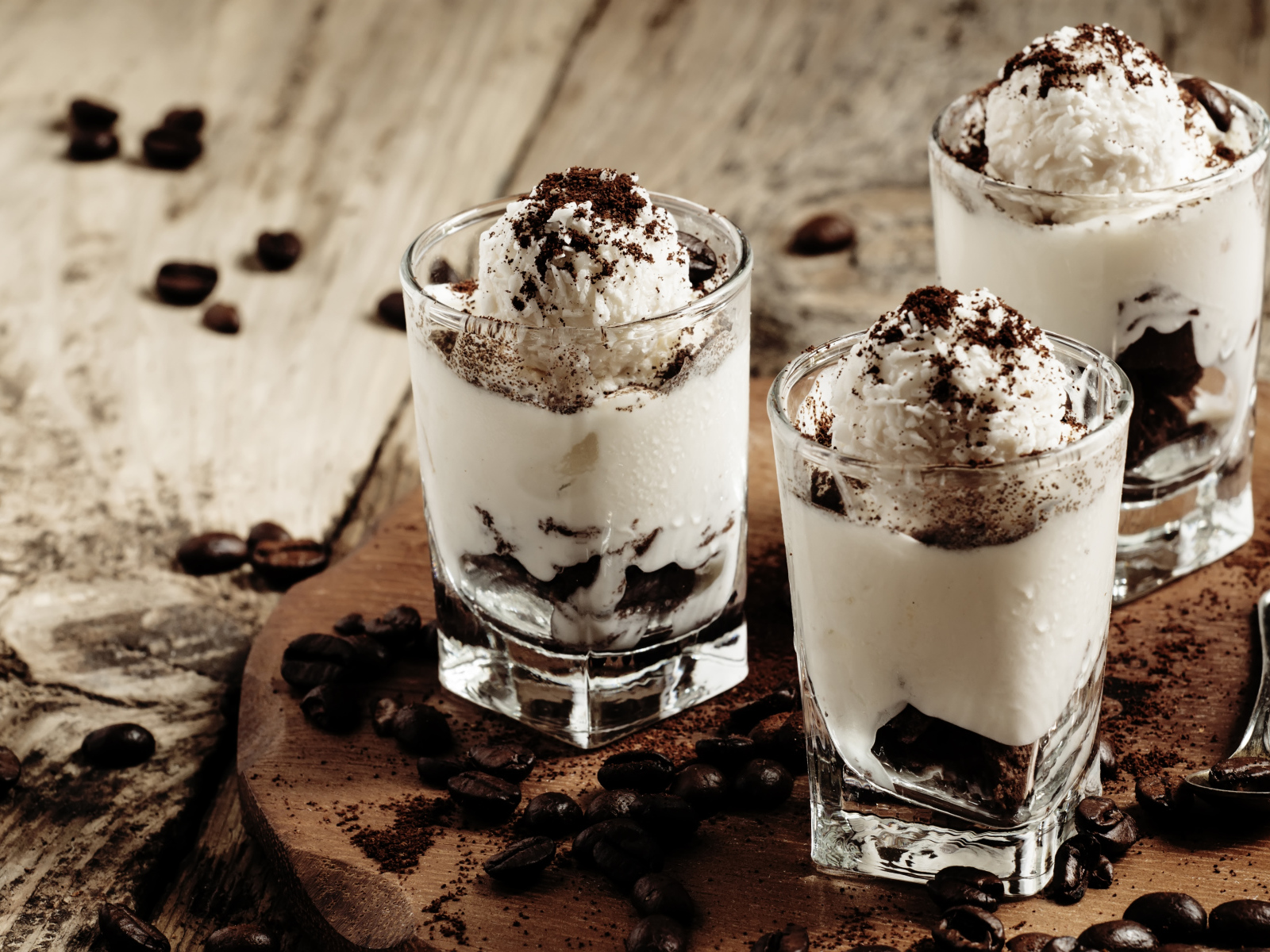 Десерт с взбитыми сливками и кофе 