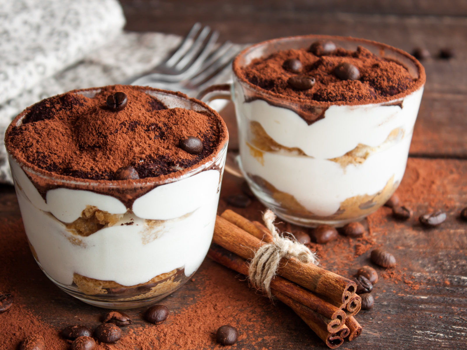 Десерт с йогуртом и печеньем посыпан какао 