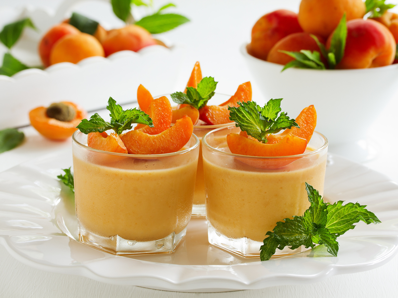 Фруктовый йогурт с кусочками абрикоса и мятой 