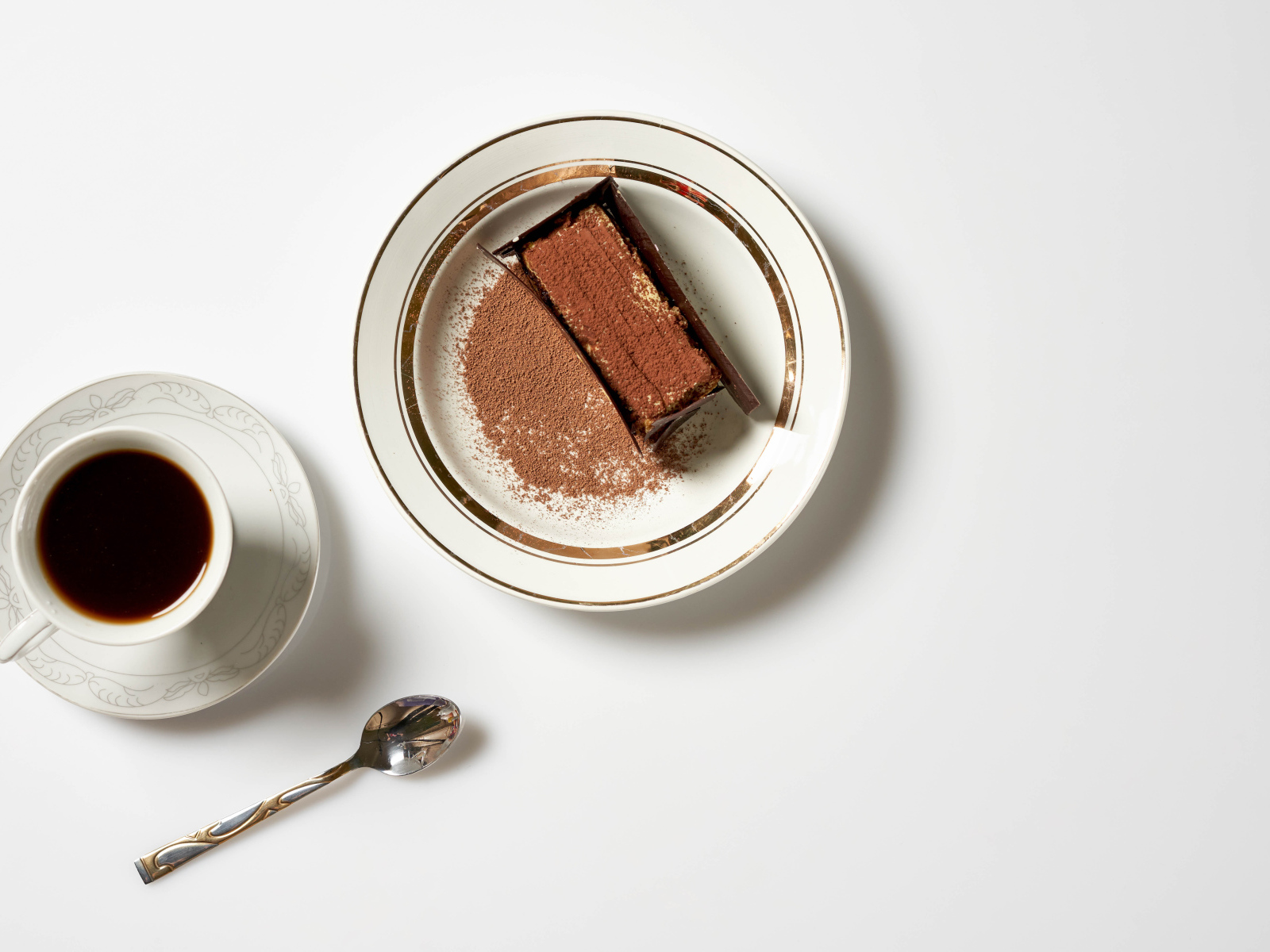 Кусок торта на столе с чашкой кофе 