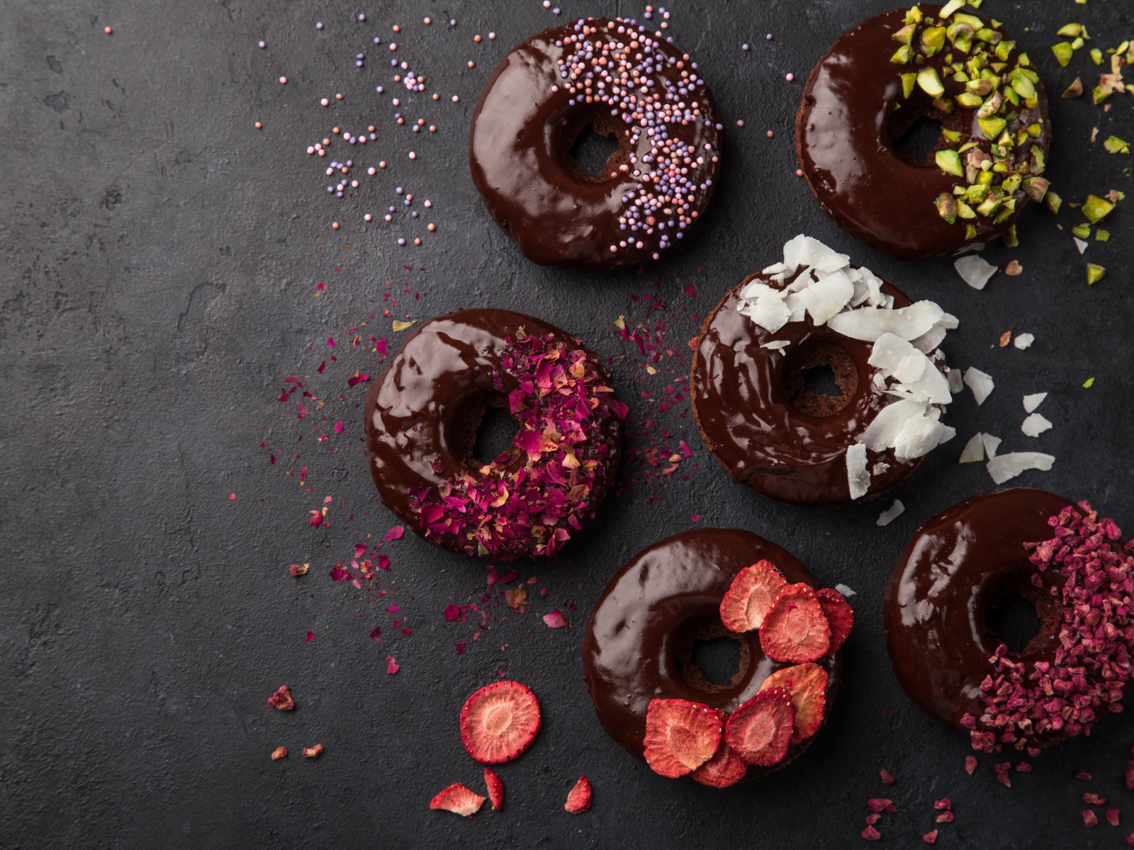 Сладкие аппетитные пончики с шоколадом и добавками