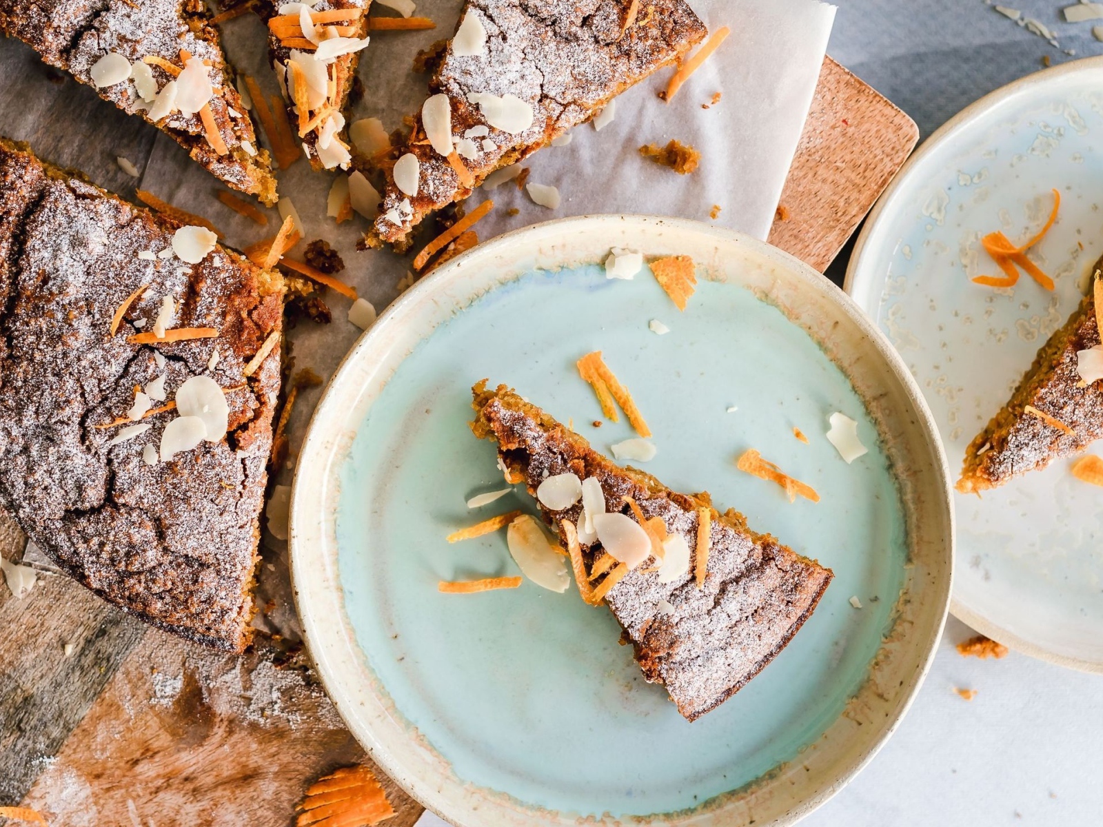 Сладкий пирог нарезанный на куски