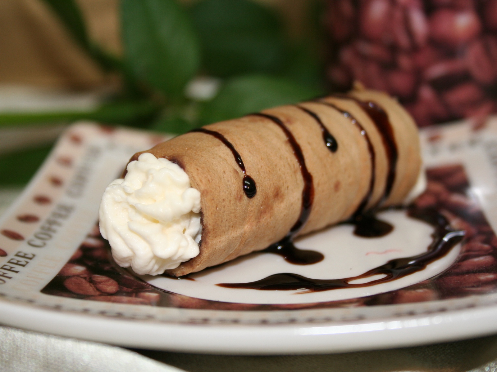 Сладкая трубочка с ванильным кремом на тарелке