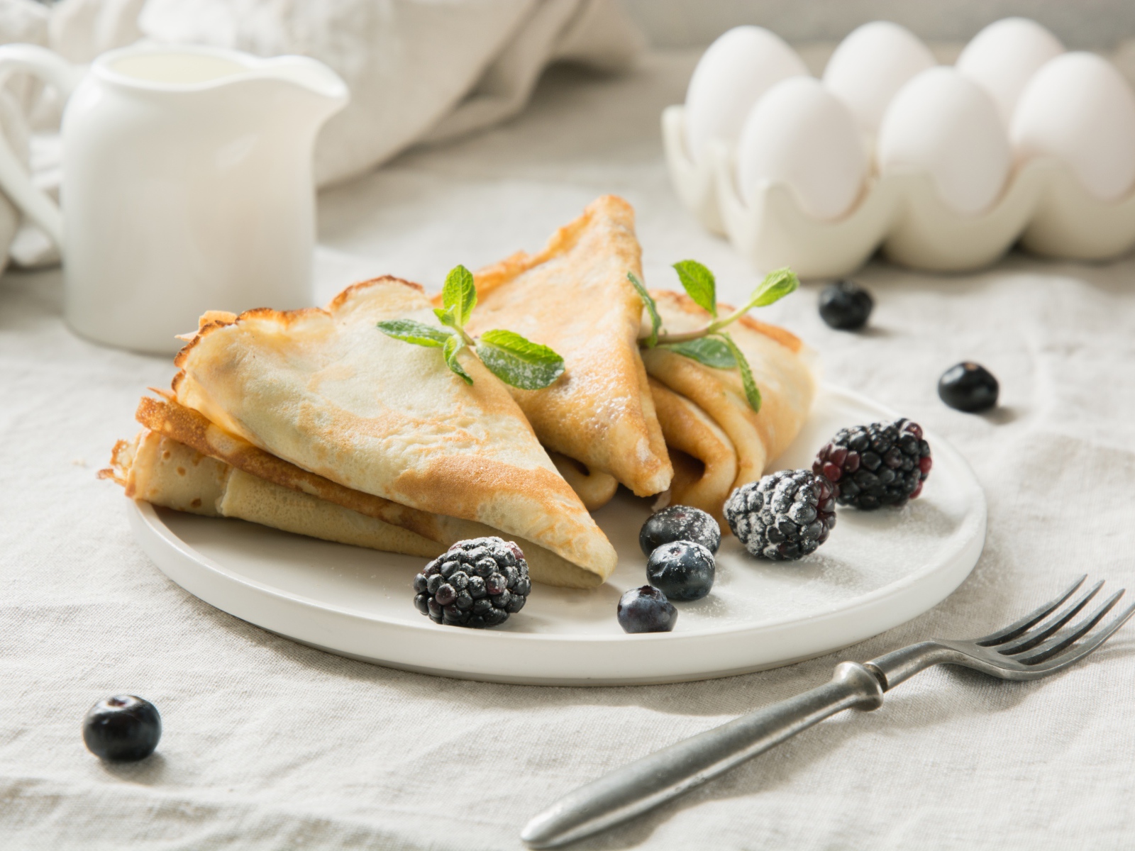 Тонкие аппетитные блинчики с ягодами ежевики и черники