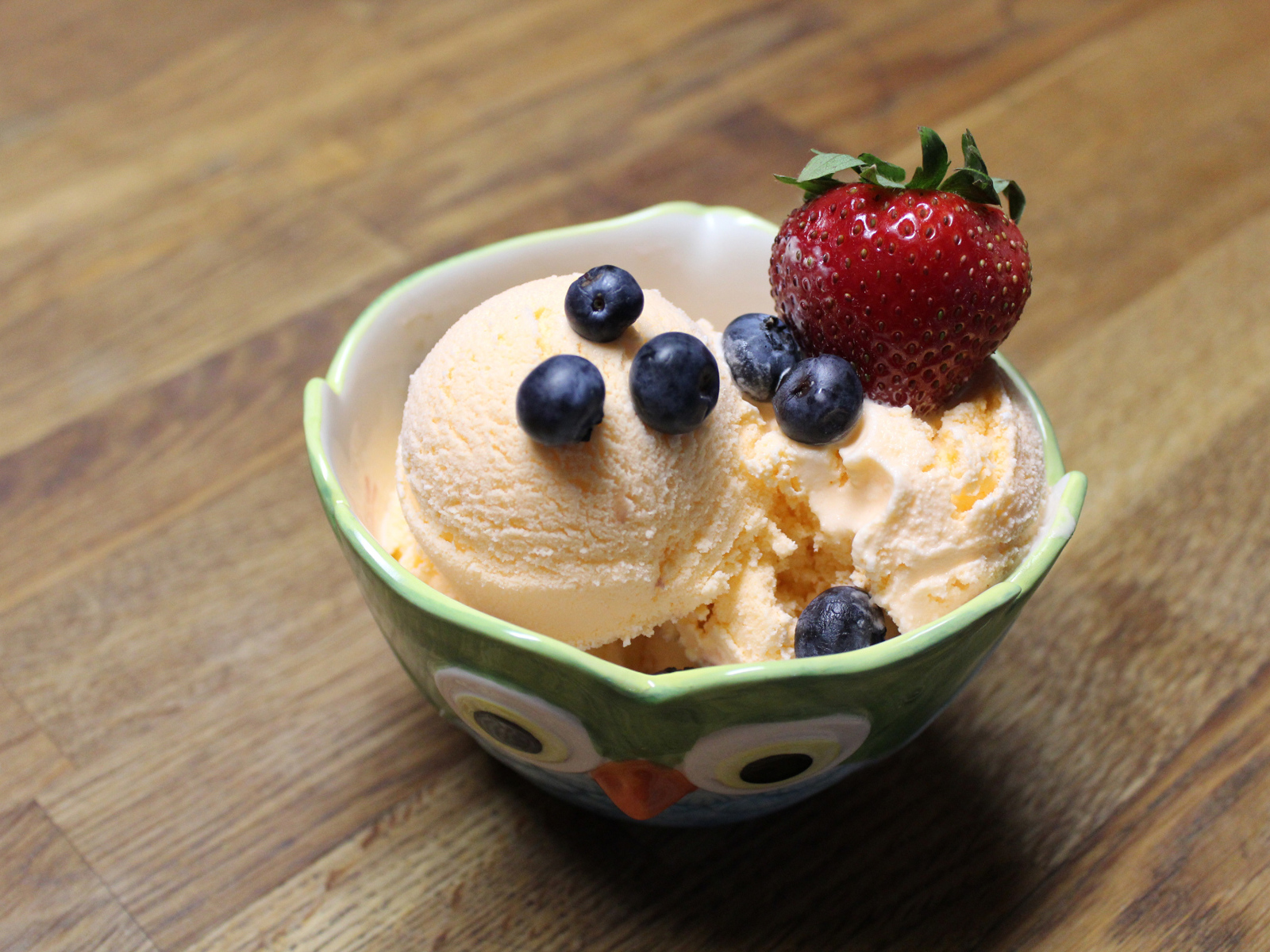 Шарики ванильного мороженого с ягодами черники и клубники