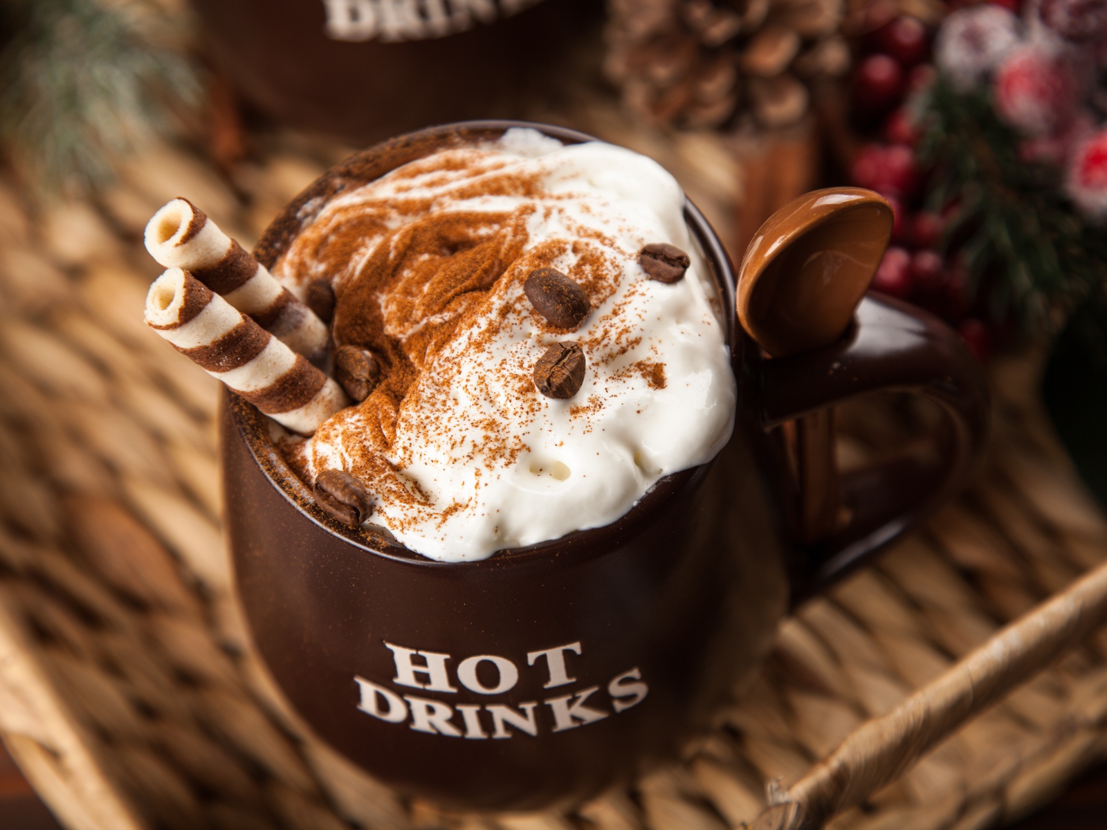 Чашка горячего шоколада со сливками на столе