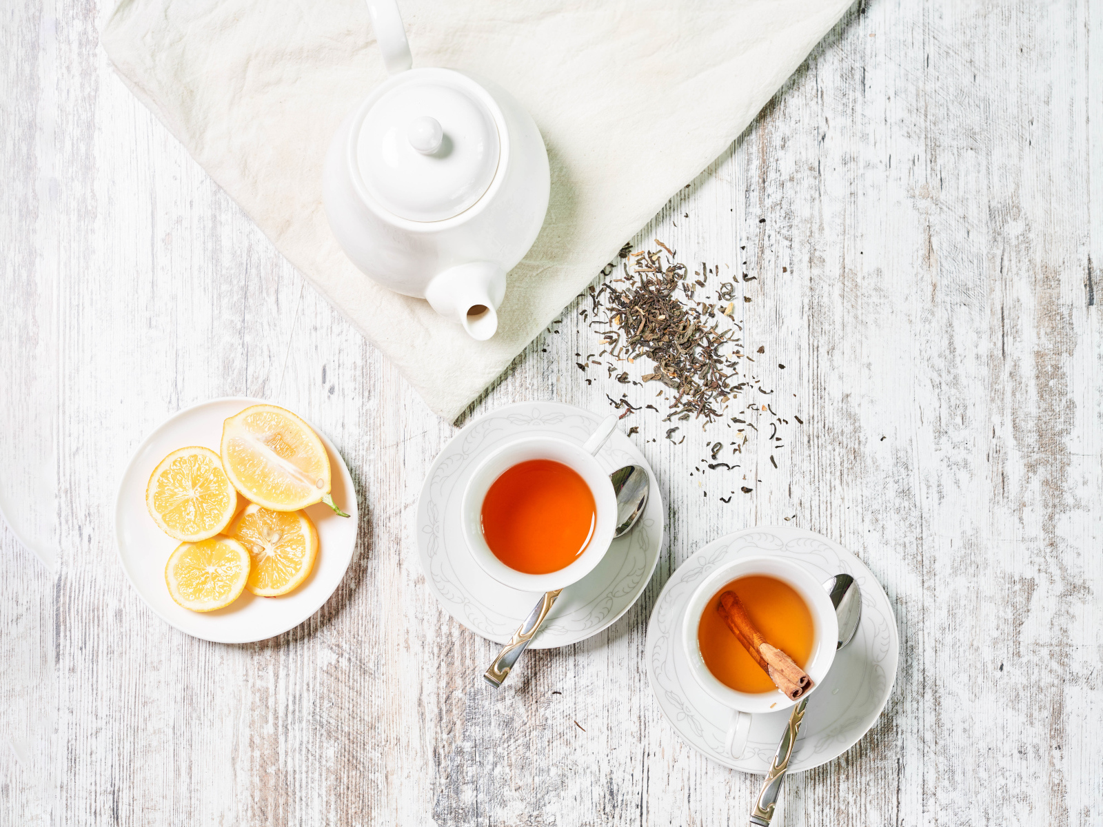 Чай на столе с кусками лимона