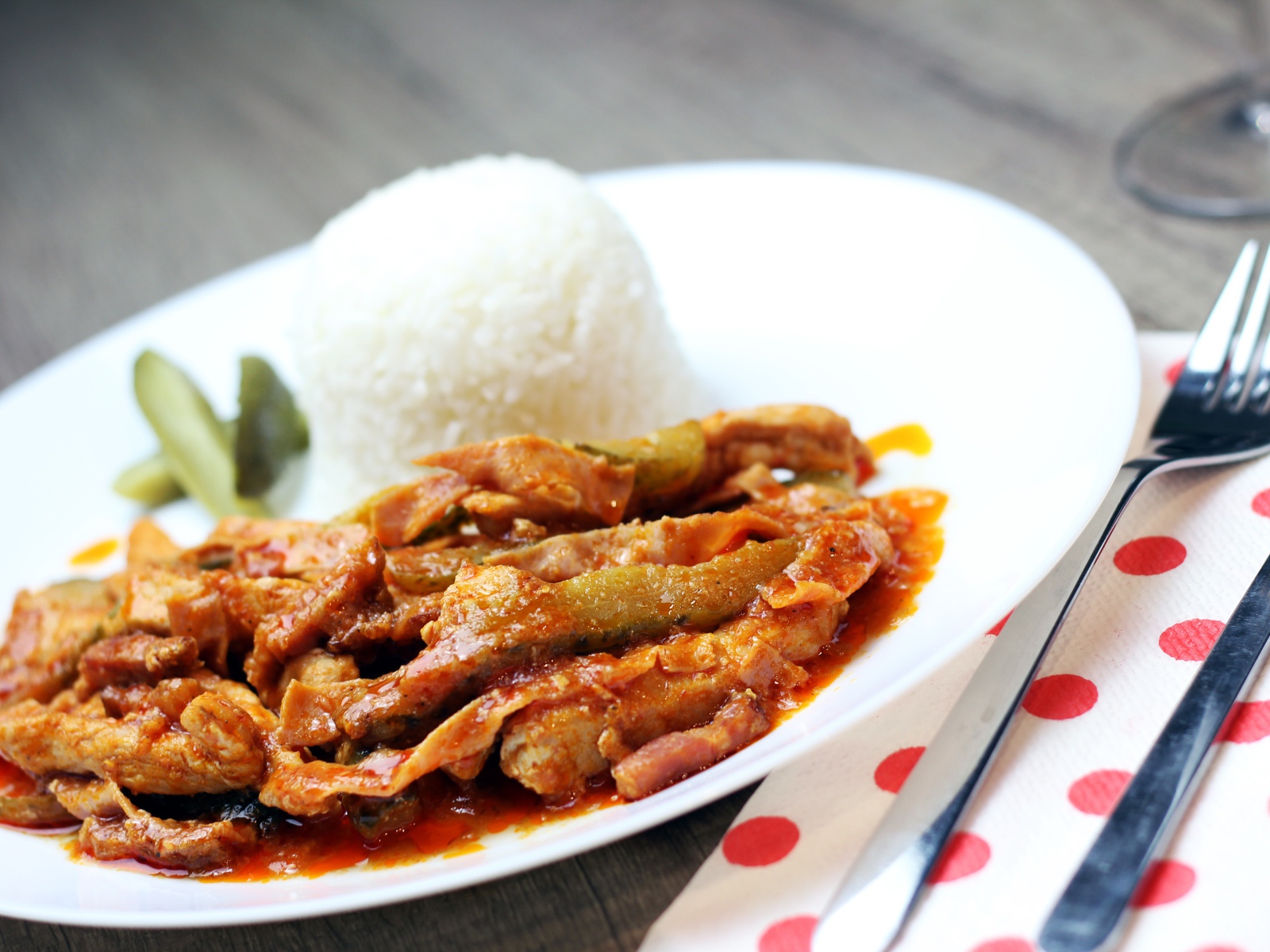 Гуляш из говядины на тарелке с рисом