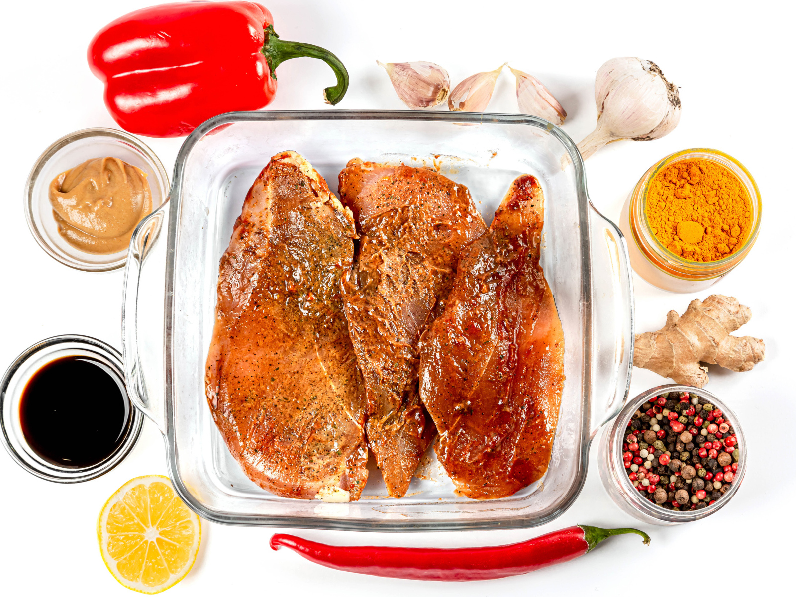 Маринованное мясо на столе со специями и соусом